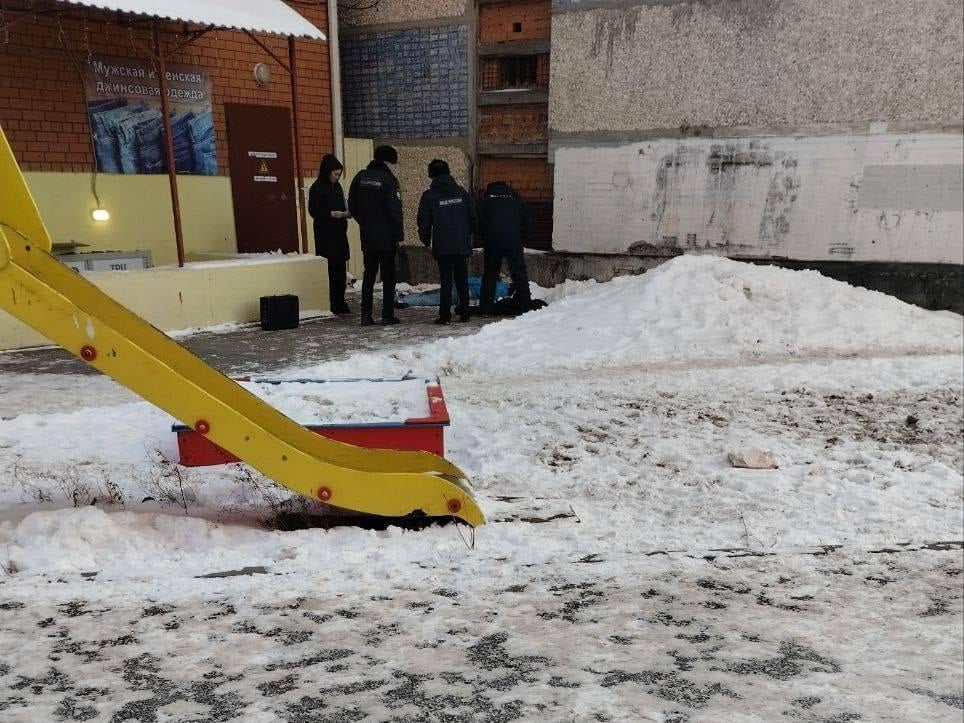 Тюменцы нашли тело мужчины под окнами дома на Шаимском проезде, 9/1.   Погибший мог выпасть из окна. Признаков криминальной смерти на теле следователи не обнаружили.