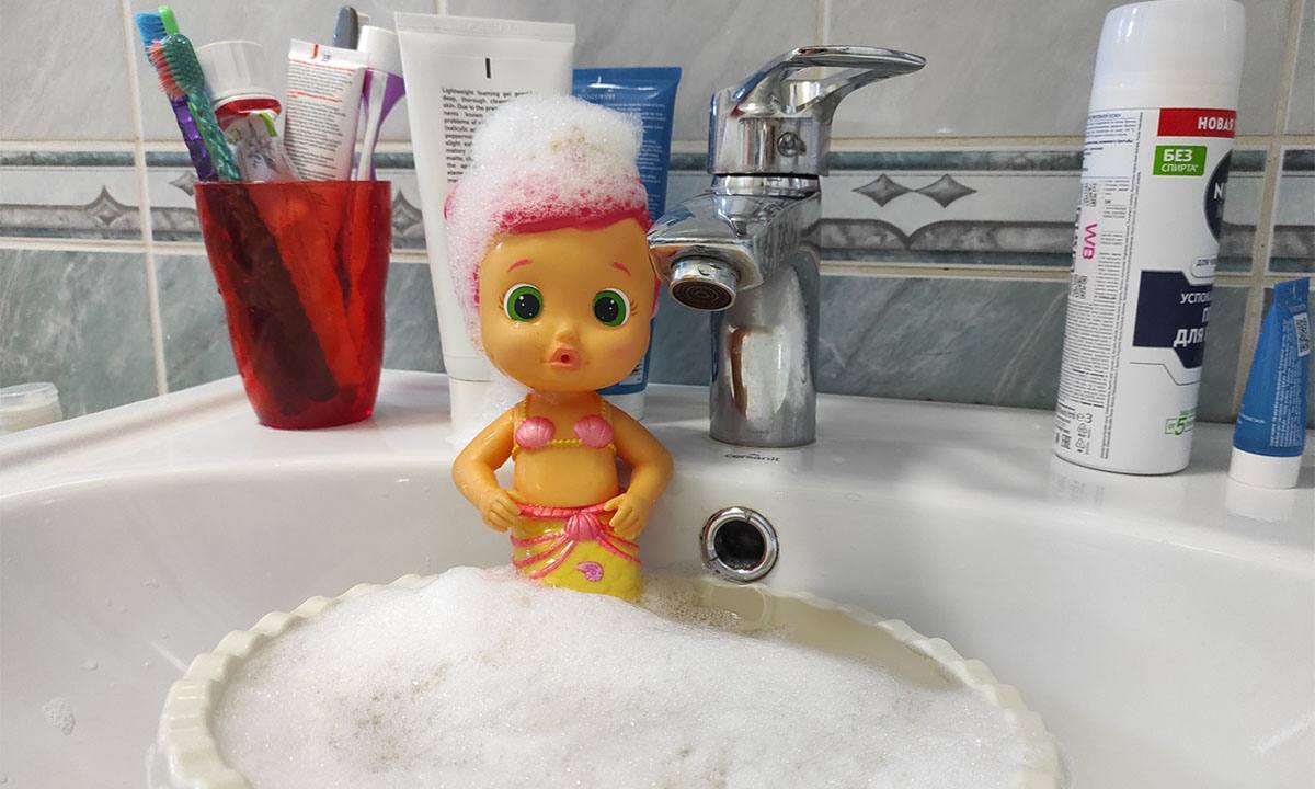 #Петрозаводск #вода Горячая вода во все районы Петрозаводска вернётся завтра, 10 июля. — Уже в четверг горожане смогут отключить бойлеры и вернуться к комфортной жизни после двухнедельного останова горячего водоснабжения ГВС . В 10:00 теплосети будут готовы к запуску, а дальше дело за управляющими компаниями: именно они отвечают за непосредственное подключение домов к ГВС, — написали в паблике предприятия «ПКС-Тепловые сети». В результате гидравлических испытаний специалисты выявили более 100 повреждений, из них около 50% были связаны с горячим водоснабжением. На полное обновление всех магистралей в городе требуется более 15 миллиардов рублей, поэтому ремонт и производят только на наиболее аварийных участках.