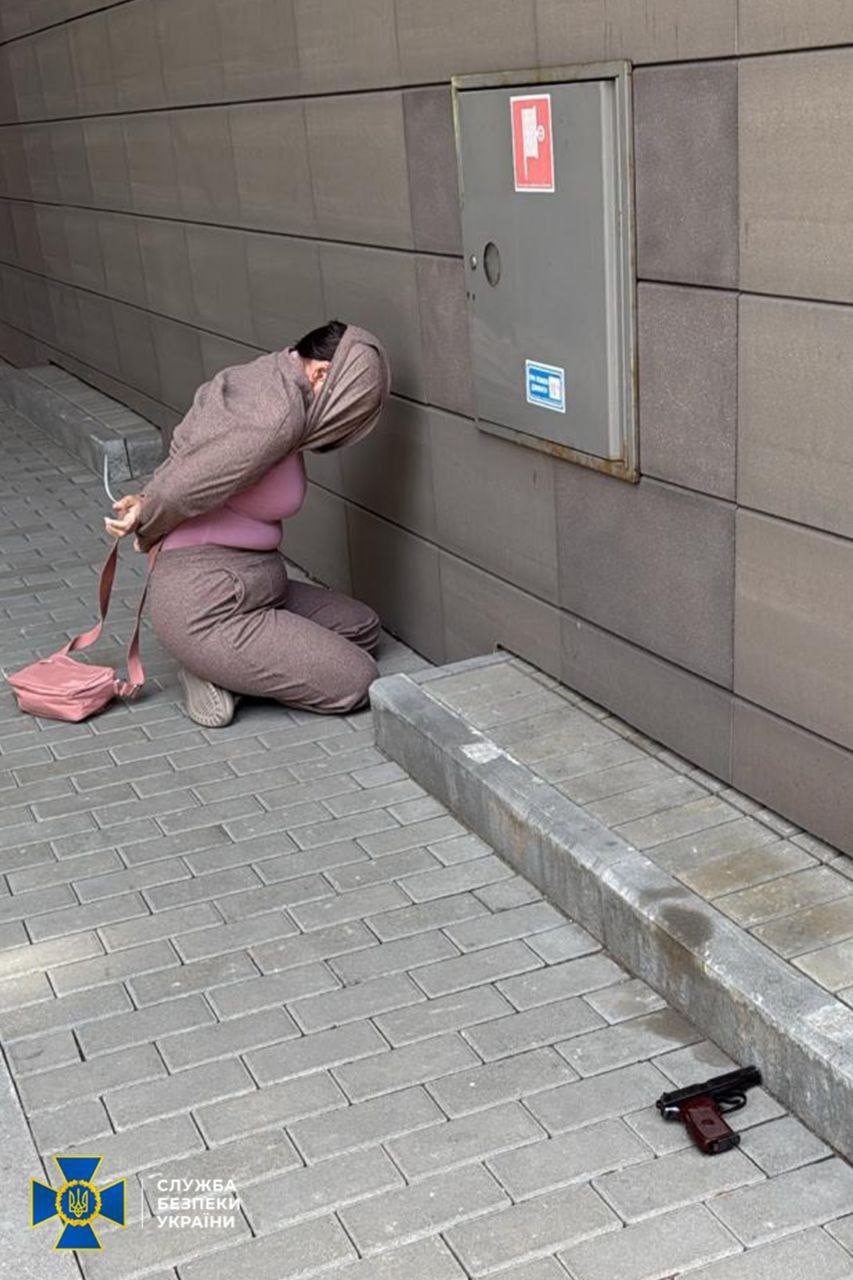 На Украине пытались убить украинского нациста, экс-главу одесского филиала «Правого сектора» , одного из организаторов массового убийства людей в Доме профсоюзов в Одессе Сергея Стерненко. Подозреваемой оказалась женщина, её задержали на месте, у неё был пистолет. Сам Стерненко написал в соцсетях, что получил ранение.