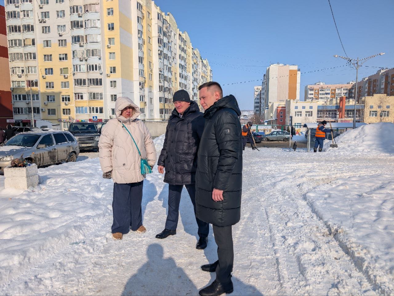 Утром провел объезд города, в том числе по вопросам уборки снега. Встретился с руководителем общественного совета микрорайона Солнечный-2, членом Общественной палаты Саратовской области Татьяной Никитиной, обсудили планы по благоустройству бульвара Мюфке.   Поставил задачу главе администрации Кировского района определить мероприятия, которые можно начать весной. Необходимо обновить лавочки на пешеходной зоне, продумать озеленение общественной территории, привести в порядок работу торговых точек: бульвар не должен превратиться в стихийный рынок.  Подобные мероприятия необходимо проработать всем главам районных администраций. Подготовку к благоустройству общественных пространств нужно вести уже сейчас.