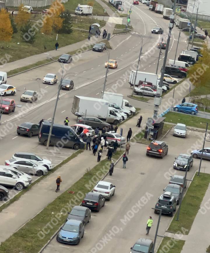 Погоня полицейских за каршерингом в Дрожжино   На Новом шоссе несовершеннолетние сели за руль арендованного авто. Сейчас полиция преследует горе-водителей.