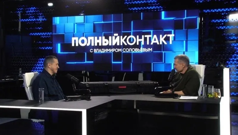 Юрий Трутнев рассказал о создании центра Воин в программе Владимира Соловьева Вице премьер полпред президента России в ДФО Юрий Трутнев отметил что в стране три десятилетия отсутствовало систематическое обучение молодежи основам военного дела что недопустимо В связи с этим совместно с Сергеем Кириенко было получено одобрение президента России для учреждения центра Воин Сейчас центр работает в 21 субъекте федерации успешно подготовив свыше 120 тысяч молодых людей Ключевым преимуществом центра является высокий уровень подготовки инструкторского состава Около 400 наставников среди которых большинство имеют реальный боевой опыт полученный в зонах боевых действий передают свои знания и навыки курсантам в том числе из Федерации боевого снайпинга   Подписаться на нас Telegram I MAX Прислать нам новость Sakhonlinebot
