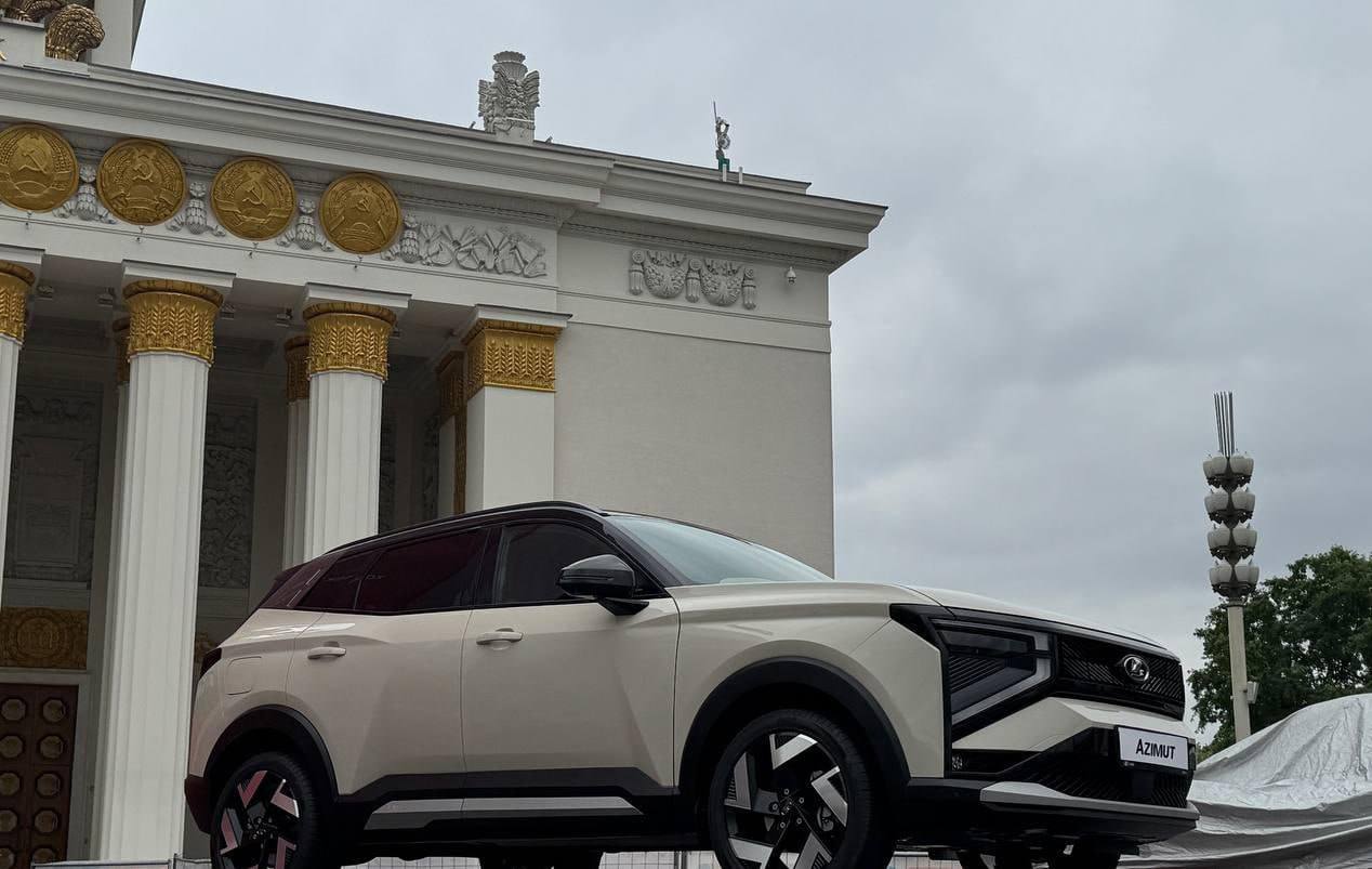 Вот это тачка! Лайк твердейший!  Гоняли бы на такой?    «АвтоВАЗ» впервые показал новый кроссовер Lada Azimut.  На фестивале «ПроДвижение» на ВДНХ в Москве представлен новый городской кроссовер от АвтоВАЗа — Lada Azimut.  Это первый публичный показ модели, которая обещает стать ярким представителем в сегменте компактных кроссоверов.  Что скажете об этой куколке?