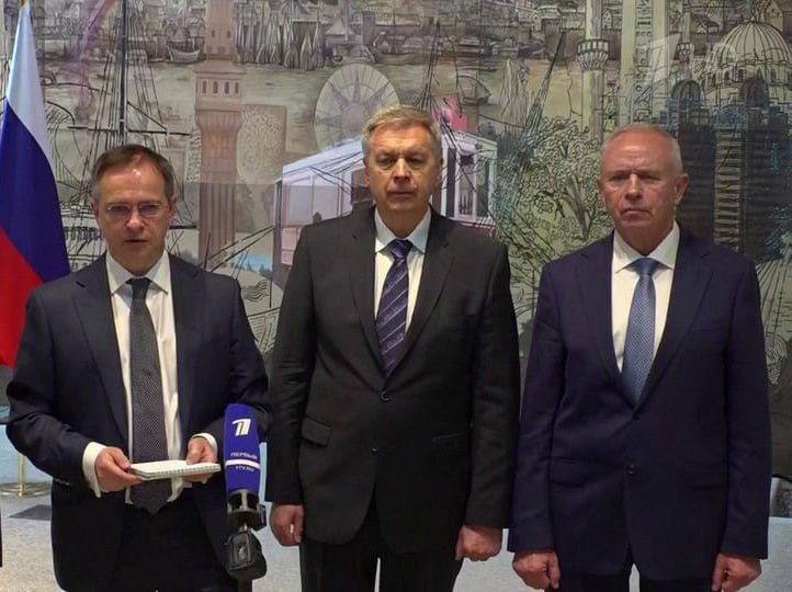 В МИДе допустили возобновление стамбульских переговоров с Украиной Все условия для развития стамбульского переговорного процесса есть проблема лишь в отсутствии политической воли у Киева заявил Известиям замглавы российского МИДа Михаил Галузин По словам замминистра Россия открыта к урегулированию конфликта и продолжению прямых переговоров с украинскими представителями К сожалению Киев пока игнорирует наши предложения и уклоняется от диалога все еще надеясь с помощью западной поддержки достичь мира посредством силы Мы готовы по ним работать и обсуждать возможные встречные инициативы украинской делегации заключил замглавы ведомства Прерванные в 2022 году прямые переговоры Москвы и Киева возобновились в Стамбуле 16 мая 2025 го В течение лета прошли еще два раунда при посредничестве Турции В конце октября пресс секретарь российского президента Дмитрий Песков заявил журналистам что пауза в переговорном процессе между Россией и Украиной затянулась из за нежелания Киева приложить усилия для ускорения putin life