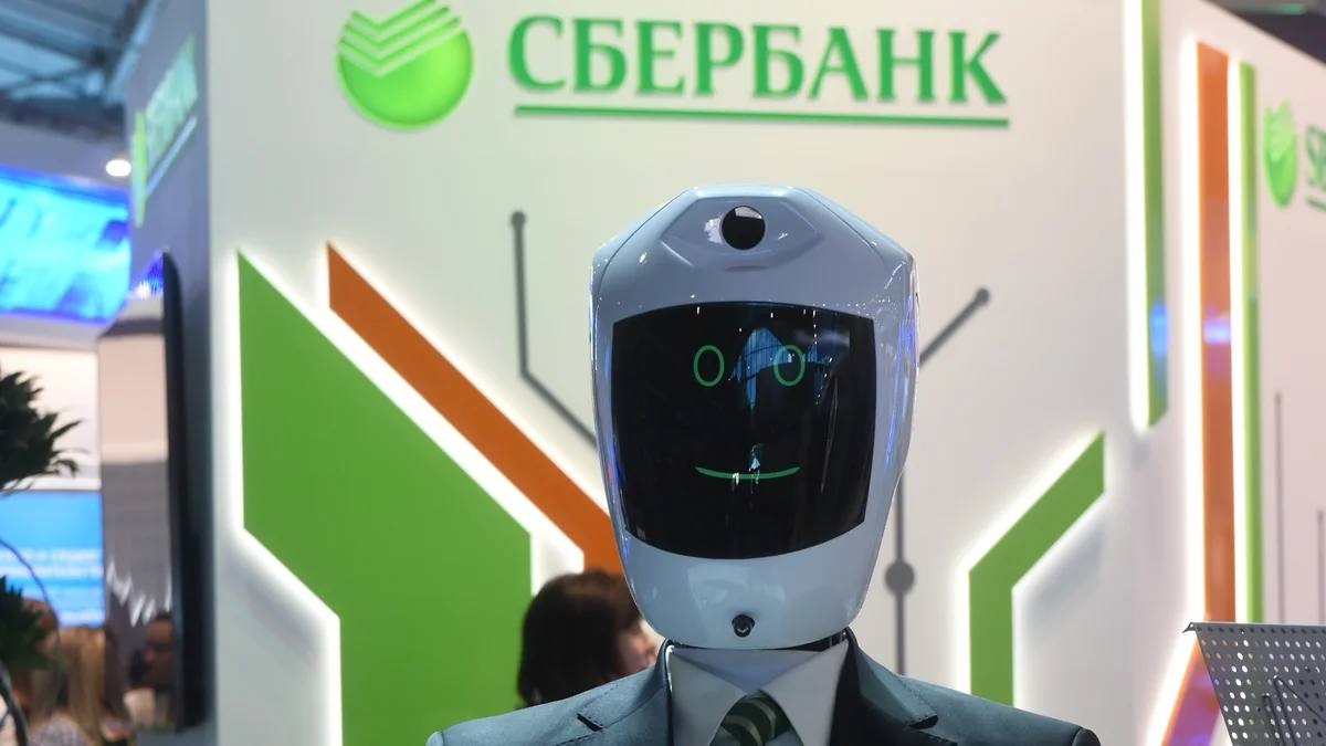 АФК Система ведет переговоры о продаже Сберу своей доли в крупнейшем российском производителе микроэлектроники Элемент Собеседники Ъ называют такую инвестицию Сбера логичной так как она позволит ему создать полный цикл производства у банка уже есть доля в Аквариусе который занимается производством компьютерной и вычислительной техники АФК Система же может выйти из актива и тем самым сократить свою долговую нагрузку которая превысила 1 4 трлн руб Сделка может стать лишь первой на пути к консолидации всей отрасли микроэлектроники