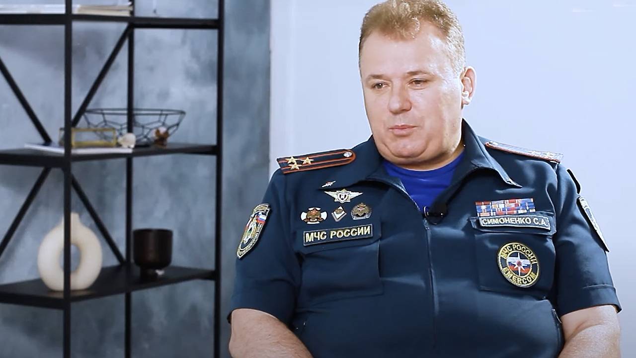 Откуда у спасателя 360 миллионов Экс чиновник МЧС лишился элитной недвижимости и автопарка Суд в Сочи передал в пользу государства имущество бывшего замглавы МЧС Кубани Сергея Симоненко и его родственников Стоимость переданного имущества оценивается в 360 миллионов рублей Среди изъятого оказались 55 объектов недвижимости и 32 автомобиля премиум класса Судебное разбирательство проходило в закрытом режиме а попытки оспорить решение через апелляцию не увенчались успехом По версии Генпрокуратуры Симоненко пользовался служебным положением и нелегально вел бизнес Сам чиновник в суде настаивал на том что активы получены в наследство от отца который двадцать лет руководил учебно опытным хозяйством Кубань россия регионы общество преступления