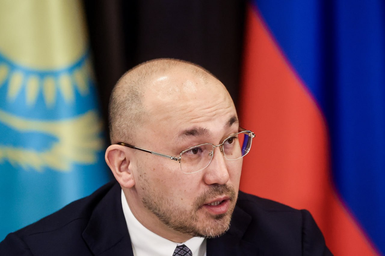 Посол Казахстана в России Даурен Абаев о сотрудничестве двух стран Россия и Казахстан организуют праздничные мероприятия по случаю 190 летия географа Чокана Валиханова 1835 1865 и 100 летия композитора Нургисы Тлендиева 1925 1998 Казахстан рад открытию филиалов российских вузов так как казахстанцев больше всего среди иностранных студентов в России Сильной стороной Казахстана является то что 95 населения говорят по русски Русский язык это язык который как считается в Казахстане дает конкурентную способность Астана рассматривает БРИКС как дополнение к тем международным организациям в которых республика уже состоит ФОТО Михаил Синицын ТАСС Подписаться VK ОК Дзен Дзен НОВОСТИ RUTUBE MIR24 TV