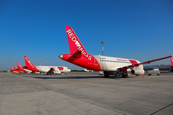 Red Wings в 2025 году нарастила пассажиропоток между Россией и Израилем на 34 Авиакомпания Red Wings в 2025 году увеличила пассажиропоток между Россией и Израилем на 34 по сравнению с прошлым годом Об этом сообщает ТАСС со ссылкой на пресс службу перевозчика В 2025 г Red Wings увеличила пассажиропоток между Россией и Израилем на 34 в сравнении с 2024 г Это более 140 тыс пассажиров говорится в сообщении Средняя загрузка рейсов в Израиль за год увеличилась на 5 уточнили в авиакомпании aviaru net n291131