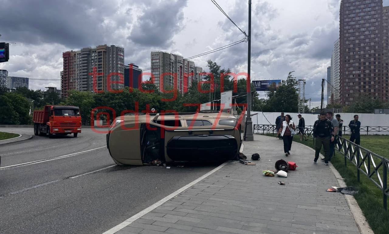 У станции метро «Аминьевская» произошла перевернутая авария с автомобилем.