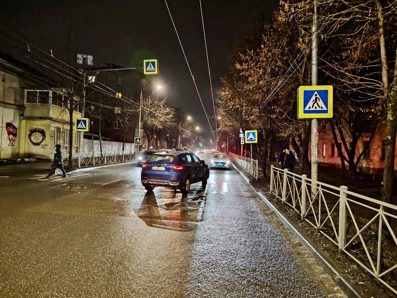 Сводка ДТП  За прошедшие сутки на дорогах Рязанской области зарегистрировано 3 дорожно-транспортных происшествия, в результате которых 3 человека получили травмы различной степени тяжести.   Инспекторы ДПС Госавтоинспекции выявили 279 нарушений ПДД РФ, в том числе 1 отказ от прохождения медицинского освидетельствования, а также 1 факт управления ТС в состоянии опьянения повторно. Выявлено 80 нарушений, связанных с управлением «тонированным» автомобилем, 12 нарушений допустили водители грузовых автомобилей и 3 нарушения правил перевозки детей.   27 января, примерно в 18:45, в Рязани, вблизи дома №24 по улице Чкалова, по предварительной информации, 42-летний местный житель, управляя автомобилем «Хавейл», совершил наезд на 36-летнюю жительницу города Рязани.   В результате происшествия женщина-пешеход получила травмы и была доставлена в медицинское учреждение.   По факту ДТП проводится проверка. Обстоятельства происшествия устанавливаются.