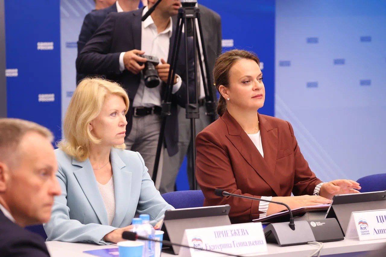 На заседании Бюро Высшего совета партии «Единая Россия» под председательством Дмитрия Медведева рассказала о комплексной системе социального сопровождения наших героев и членов их семей, созданной Государственным фондом «Защитники Отечества».  Например, фонд совместно с Министерством обороны РФ разработал временный стандарт комплексной услуги протезирования военнослужащих, получивших ранения в зоне СВО. Документ включает в себя нормы и требования к обеспечению современными протезами и обучению героев пользоваться ими. Благодаря внедрению стандарта в два с половиной раза снизилось количество военнослужащих, ожидающих очереди на протезирование.  Одно из приоритетных направлений работы фонда «Защитники Отечества – обучение и трудоустройство ветеранов. Наша задача – сделать все, чтобы герои могли найти работу в регионе проживания. Для этого мы проводим ярмарки вакансий и мотивационные встречи с работодателями и последующим гарантированным трудоустройством. Мы уже помогли устроиться 68% ветеранов, обратившихся с таким запросом.  Благодарю коллег за вклад в наше общее дело – оказание всесторонней помощи ветеранам и членам их семей.