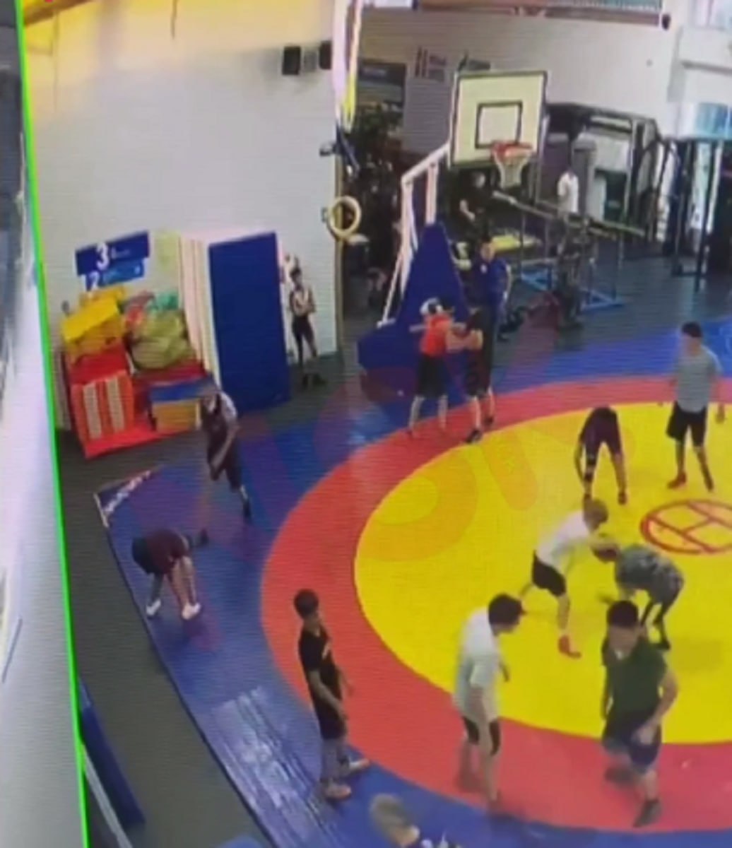 Тренера из спортшколы Ноябрьска который отлупил ребенка и попал на видео уволили сообщили нам в окружном департаменте спорта Подробности здесь