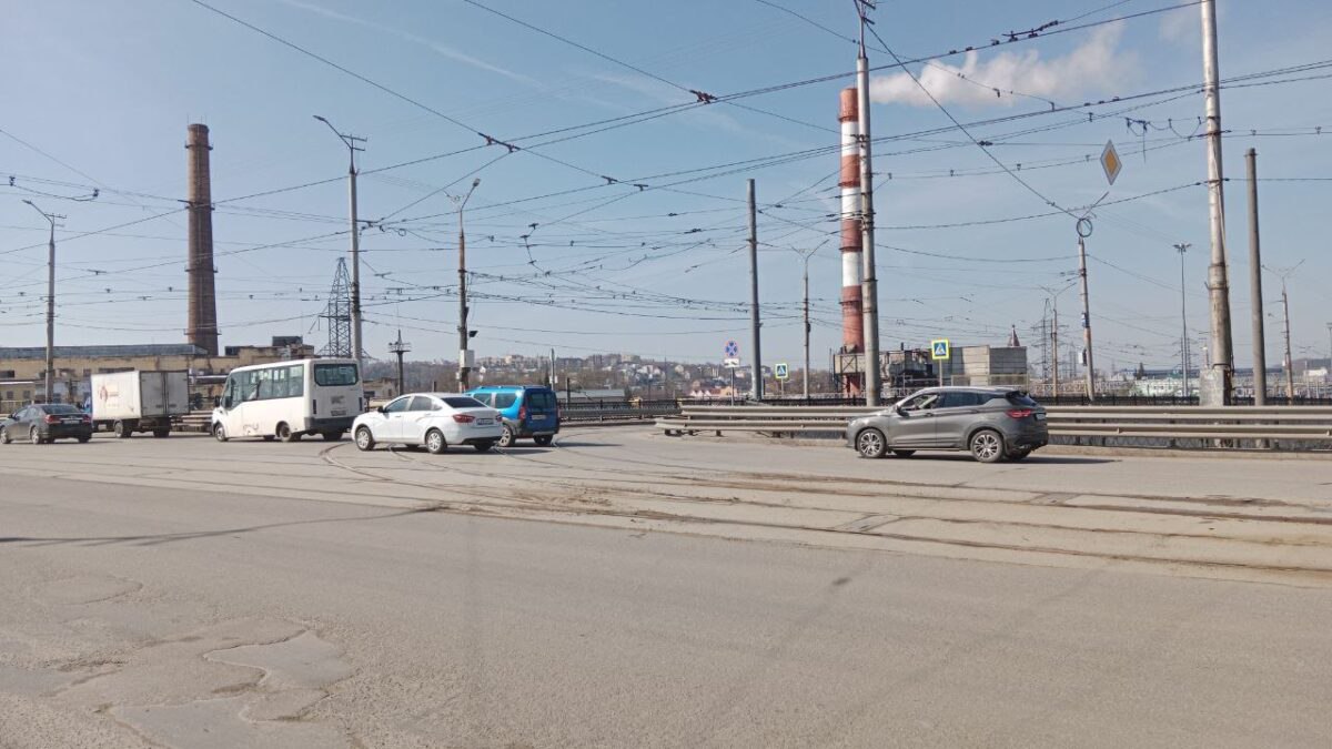 Ремонт трамвайной стрелки на Пятницком путепроводе в Смоленске откладывается на 2026 года Ремонт трамвайной стрелки на Пятницком путепроводе в Смоленске судя по всему откладывается на 2026 год Такой вывод следует из комментария МУТТП о текущей ситуации по данной проблеме Предприятие отметило что стрелочные переводы чешского производства были установлены в 2016 году Теперь же из за введенных санкций приобретение нового оборудования у иностранного производителя оказалось невозможным Подробнее   smolnarod ru news muttp smolenska soobshhilo o slozhnostyax v remonte tramvajnoj strelki