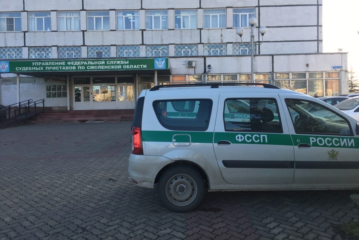 Судебный пристав преступил закон, добиваясь от смолянина выплаты долга Житель Смоленска добился признания действий судебного пристава-исполнителя незаконными. Сотрудник ведомства «переусердствовал» с мерами воздействия на горожанина, который задолжал всего 3 551 рубль 53 копейки. Как рассказали в пресс-службе Ленинского районного суда областного центра, смолянин затянул с оплатой жилищно-коммунальных услуг, из-за чего было начато исполнительное производство. Несмотря на то, что сумма задолженности была небольшой, а у мужчины имелись банковские счета с денежными средствами, пристав решил не мелочиться и наложить запрет на регистрационные действия в отношении двух объектов недвижимости должника. Подробнее: