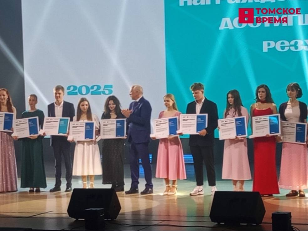 В Томске проходит торжественная церемония награждения успешных выпускников школ. Более 300 стобалльников и медалистов получили благодарственные письма от губернатора Владимира Мазура.