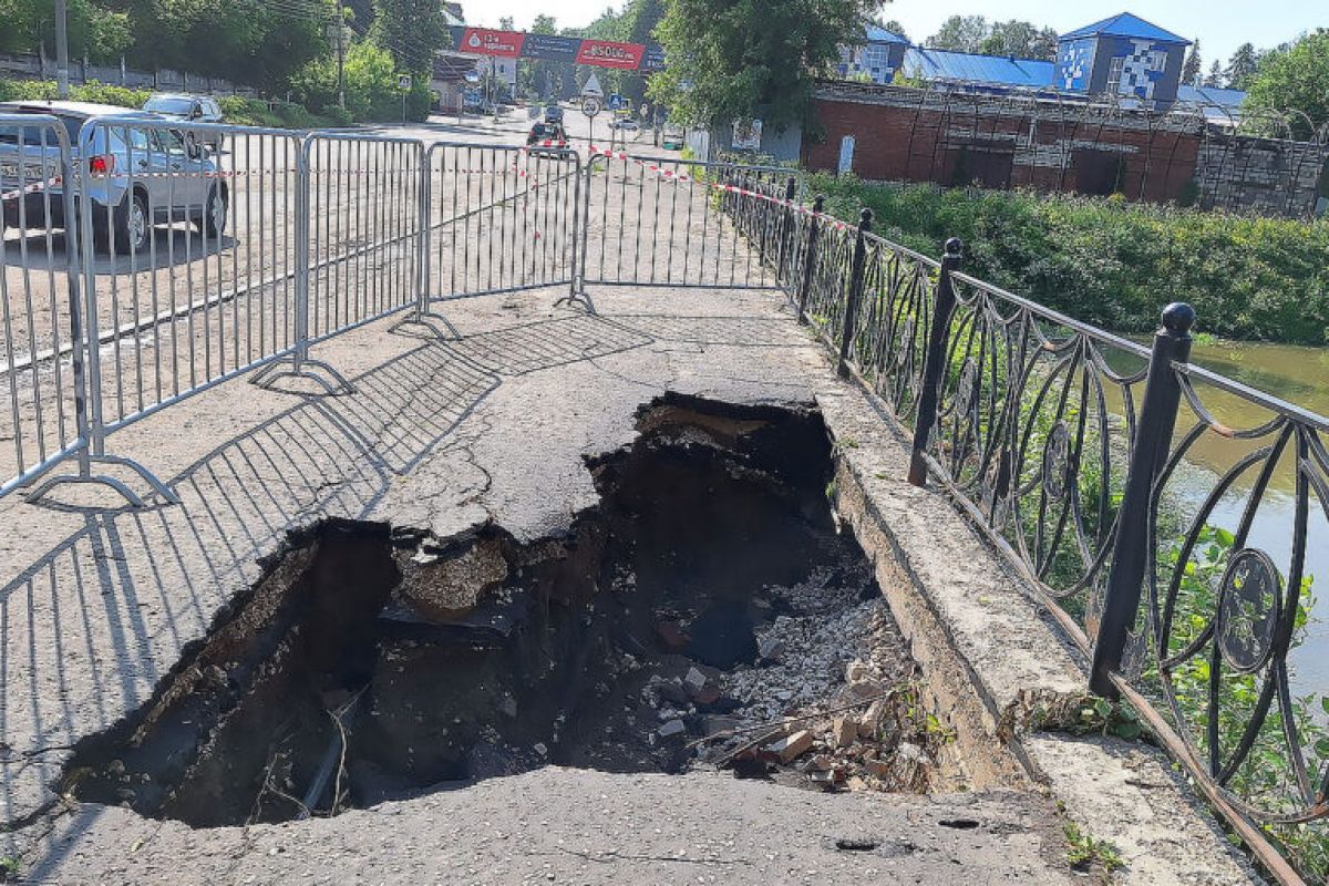 Из-за недавнего ливня в Кольчугино на мосту снова образовалась дорожная яма Жители Кольчугино жалуются на большую яму, которая опять появилась на мосту после сильных дождей. Обрушившийся тротуар был замечен еще в 2023 году, но дорога так и не отремонтирована. ↗ Прислать новость Подписаться
