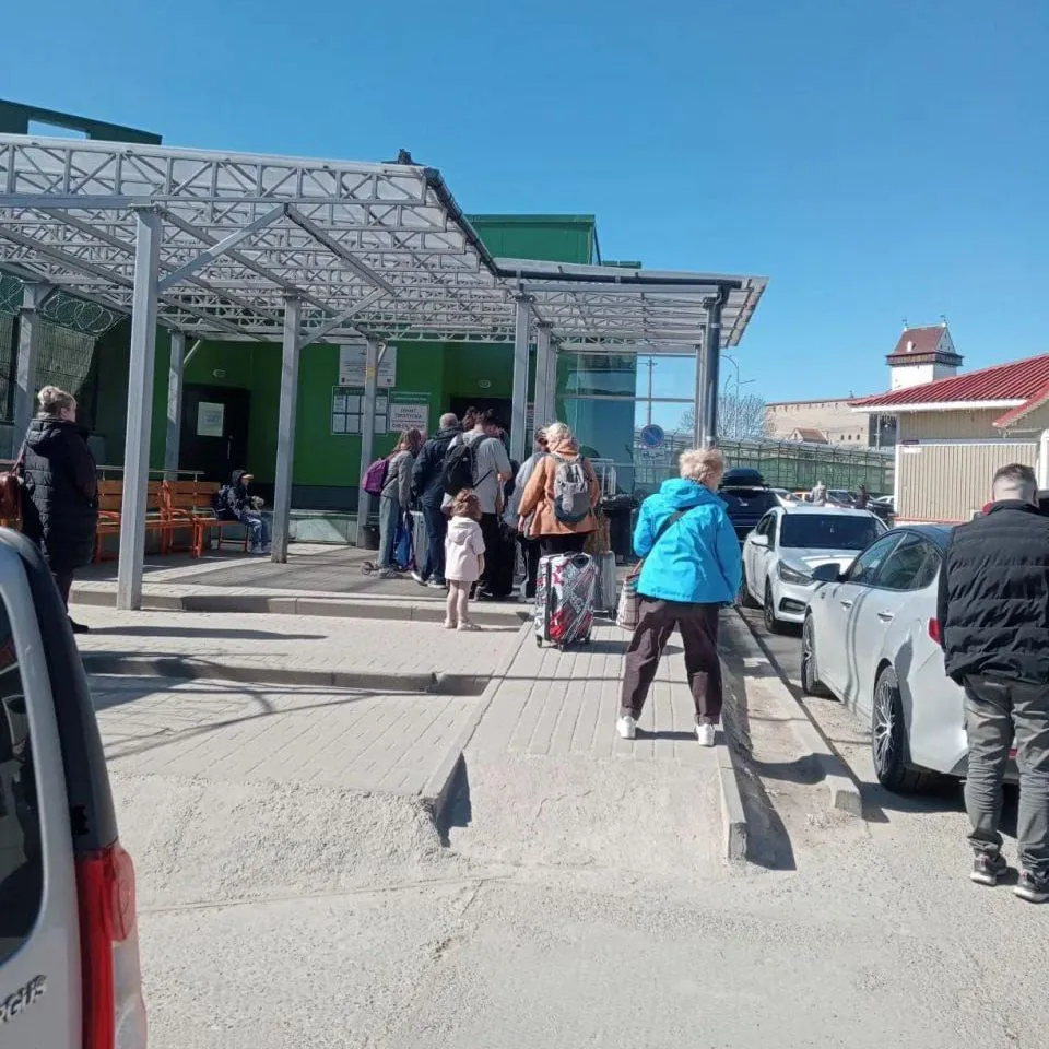 На эстонско российской границе в канун 9 Мая наблюдаются очереди жители прибалтийской республики массово едут в Россию чтобы отметить День Победы Одна из местных жительниц рассказала RT что эстонские пограничники тянут время спрашивают зачем люди направляются в РФ и планируют ли они участвовать в мероприятиях Ранее газета ВЗГЛЯД писала на какие хитрости идут жители Прибалтики ради празднования Дня Победы   Telegram MAX Читать эксклюзив