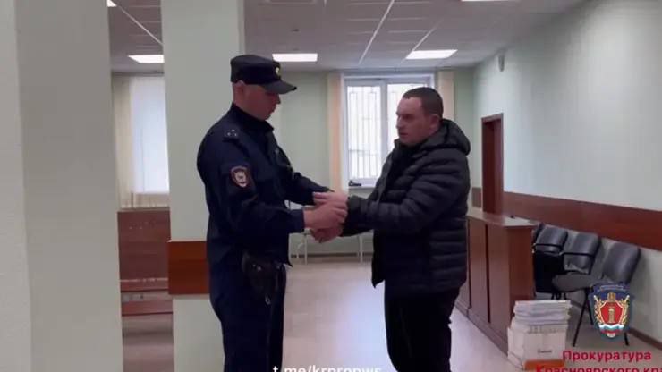 «50 тысяч или мы что-то находим»: экс-инспектора ДПС приговорили к 7 годам строгого режима за взятку в Красноярске 7 лет колонии строгого режима получил экс-инспектор ДПС за взятку в Красноярске. Инцидент произошел в ноябре 2024 года. Правоохранитель патрулировал дороги, проезжая по окраине города по гравийной дороге, он заметил припаркованный на обочине автомобиль, который при виде сотрудника ГАИ поспешил уехать. Заподозрив водителя в наркоторговле, инспектор вместе с коллегой включили проблесковые маячки и остановили машину. Однако запрещенных веществ при досмотре найдено не было. Фото: Telegram-канал «Прокуратура Красноярского края»