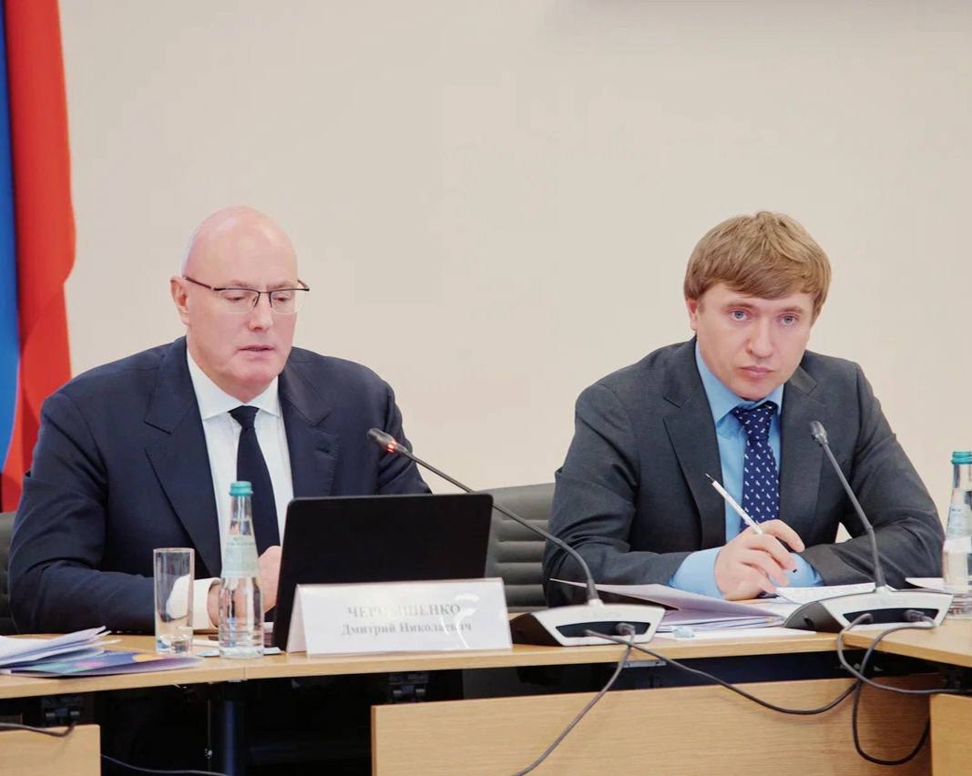 Международный фестиваль молодежи пройдет 11 17 сентября 2026 года в Екатеринбурге 27 января в Москве прошло первое заседание организационного комитета по подготовке и проведению МФМ 2026 По указу Президента Владимира Путина масштабное международное молодежное событие пройдет в Екатеринбурге в сентябре 2026 года Международный фестиваль молодежи пройдет в этом году в Екатеринбурге и объединит 10 тыс молодых людей из 190 стран мира Нововведением фестиваля станет отраслевой принцип формирования зарубежных делегаций на фестиваль приедут лучшие представители креативных индустрий государственного управления науки и технологий спорта предпринимательства медиа и социального сектора те кто уже сегодня формирует будущее своих стран и всего мира Именно поэтому принципиально важно чтобы фестиваль стал витриной лучших российских проектов и практик сказал председатель оргкомитета Международного фестиваля молодежи первый заместитель руководителя администрации Президента Сергей Кириенко Вице премьер заместитель председателя оргкомитета Дмитрий Чернышенко подчеркнул что проведение МФМ 2026 это большая ответственность учитывая высокий уровень проведения фестиваля в 2024 году в Сириусе С прошлого года реализуется национальный проект Молодежь и дети В структуре нацпроекта есть целый федеральный проект Россия в мире который посвящен международному молодежному сотрудничеству и направлен на продвижение позитивного образа нашей страны за рубежом В рамках нацпроекта проводится в том числе и Международный фестиваль молодежи датами проведения которого предлагается определить 11 17 сентября 2026 года отметил он Вице премьер подчеркнул что региональная программа фестиваля пройдет в 30 регионах России Он также поручил Росмолодежи и дирекции Всемирного фестиваля молодежи проработать возможность посещения Абхазии иностранными гостями а высшим должностным лицам субъектов России включиться в работу по формированию делегаций от каждого региона и программы мероприятий Дмитрий Чернышенко обратил внимание что в фестивале примут участие 5 тыс российских граждан и 5 тыс иностранных в том числе 1 тыс детей от 14 до 17 лет 2 тыс волонтеров будут помогать в организации и проведении мероприятия Вдохновляясь успешным опытом Всемирного фестиваля молодежи 2024 года в Сириусе мы развиваем концепцию Города молодежи мира не только на площадке проведения фестиваля но и по всему Екатеринбургу пройдет полезная программа культурные мероприятия концерты и фестивали чтобы погрузиться в атмосферу творчества обмена идеями и международного сотрудничества отметил руководитель Росмолодежи Григорий Гуров Дмитрий Чернышенко предложил определить основными объектами проведения фестиваля в Екатеринбурге УрФУ для размещения участников и волонтеров и международный выставочный центр Екатеринбург Экспо для проведения основной программы мероприятия Сейчас одна из флагманских программ утвержденных нашим Президентом Владимиром Владимировичем Путиным в системе высшего образования строительство студенческих кампусов Именно новый студгородок Уральского федерального университета примет участников Международного фестиваля молодежи Уверен что наша студенческая молодежь и иностранные студенты по достоинству оценят возможности кампуса и с пользой проведут время сказал глава Минобрнауки Валерий Фальков    Губернатор Свердловской области Денис Паслер отметил что проведение МФМ 2026 в Свердловской области подтверждает статус региона как молодежного центра страны Подписаться на Правительство России в MAX