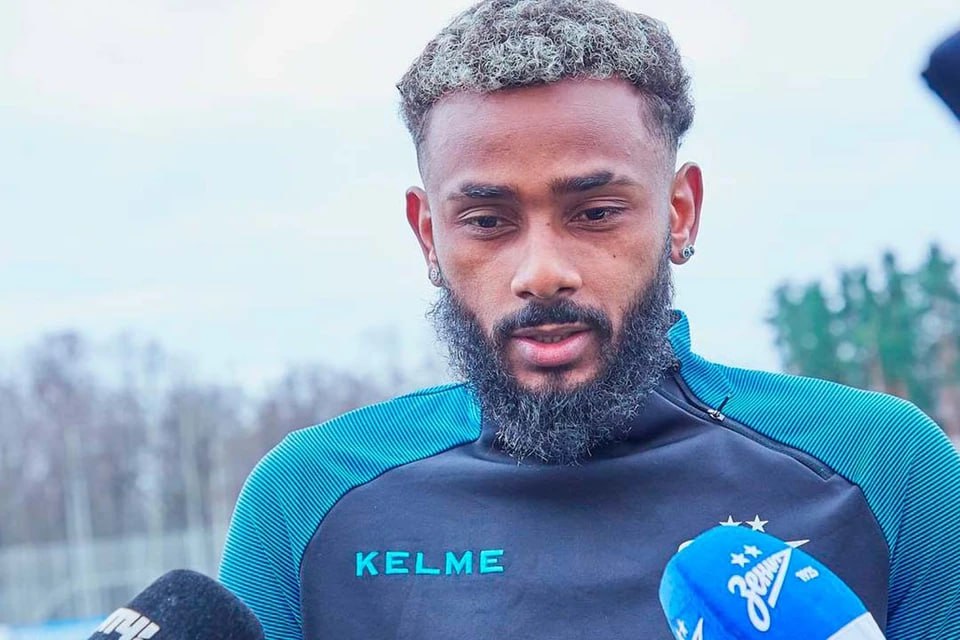 Вендел снова опоздал но обещает извиниться и на словах и на деле Полузащитник Зенита Вендел в очередной раз не явился на сборы вовремя Главный тренер Сергей Семак сообщил что бразилец заплатит крупный штраф и готов компенсировать проступок делом Перед командой извинится и на словах и на деле отметил наставник Физическое состояние игрока в норме он уже прошёл тестирование и приступил к работе Зимние сборы Зенита проходят в Катаре где команда недавно разгромила Шанхай Порт со счётом 4 1 fczenit tg Читай нас в MAX Читай нас в Telegram