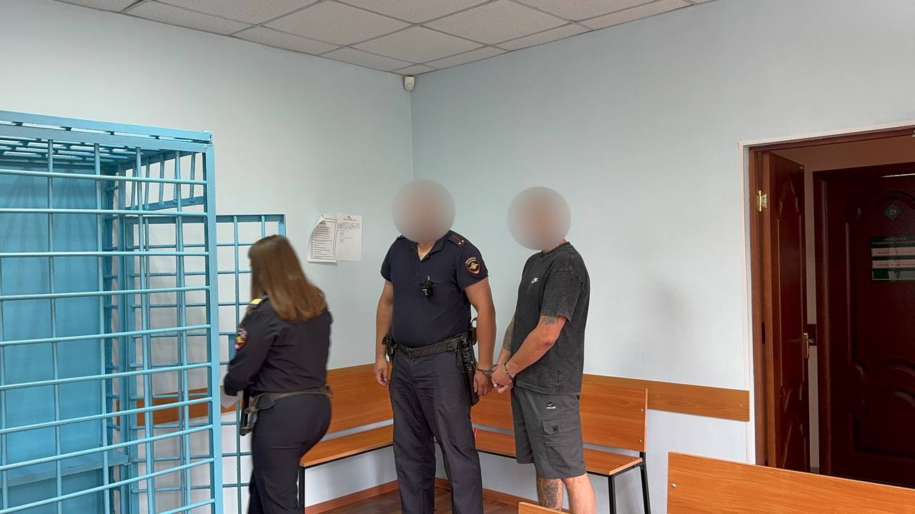 Обвиняемого в попытке изнасилования несовершеннолетней заключили под стражу.  По данным следствия, вечером 13 августа 2025 года в подъезде жилого дома в посёлке КСК обвиняемый напал на 17-летнюю девушку, применил силу и пытался совершить насильственные действия, нарушив её половую неприкосновенность.  Потерпевшая оказала сопротивление, и на её крики откликнулся один из жильцов — он выбежал на помощь, после чего злоумышленник попытался скрыться, но был задержан.  В рамках расследования проведены необходимые следственные мероприятия, опрошены все участники событий, назначены судебные экспертизы.   С учетом позиции прокурора суд удовлетворил ходатайство и избрал в отношении мужчины меру пресечения в виде заключения под стражу.  Ход и результаты расследования уголовного дела поставлены на контроль в прокуратуре района.  Ранее фигурант трижды привлекался к уголовной ответственности за преступления против личности.  ZAB.RU