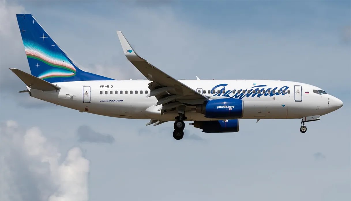 В Якутии построят новый аэропорт в Зарянке а для воздушных портов региона закупят новую технику Эти вопросы обсудили на рабочей встрече глава Якутии Айсен Николаев с руководителем Росавиации Дмитрием Ядровым и заместителем министра транспорта России Валентином Ивановым Мы рассмотрели большой круг вопросов которые определяют авиационную доступность Якутии и качество жизни людей в условиях нашей огромной территории Одной из главных тем стало строительство нового аэропорта в Зырянке Этот объект имеет важнейшее значение для Верхнеколымского района Я отметил необходимость полного и своевременного финансирования за счет перераспределения средств чтобы проект реализовывался без задержек подчеркнул Николаев Отдельное внимание стороны уделили субсидируемым авиаперевозкам индексации специальных тарифов на межрегиональных маршрутах и дальнейшему развитию аэропорта Якутска