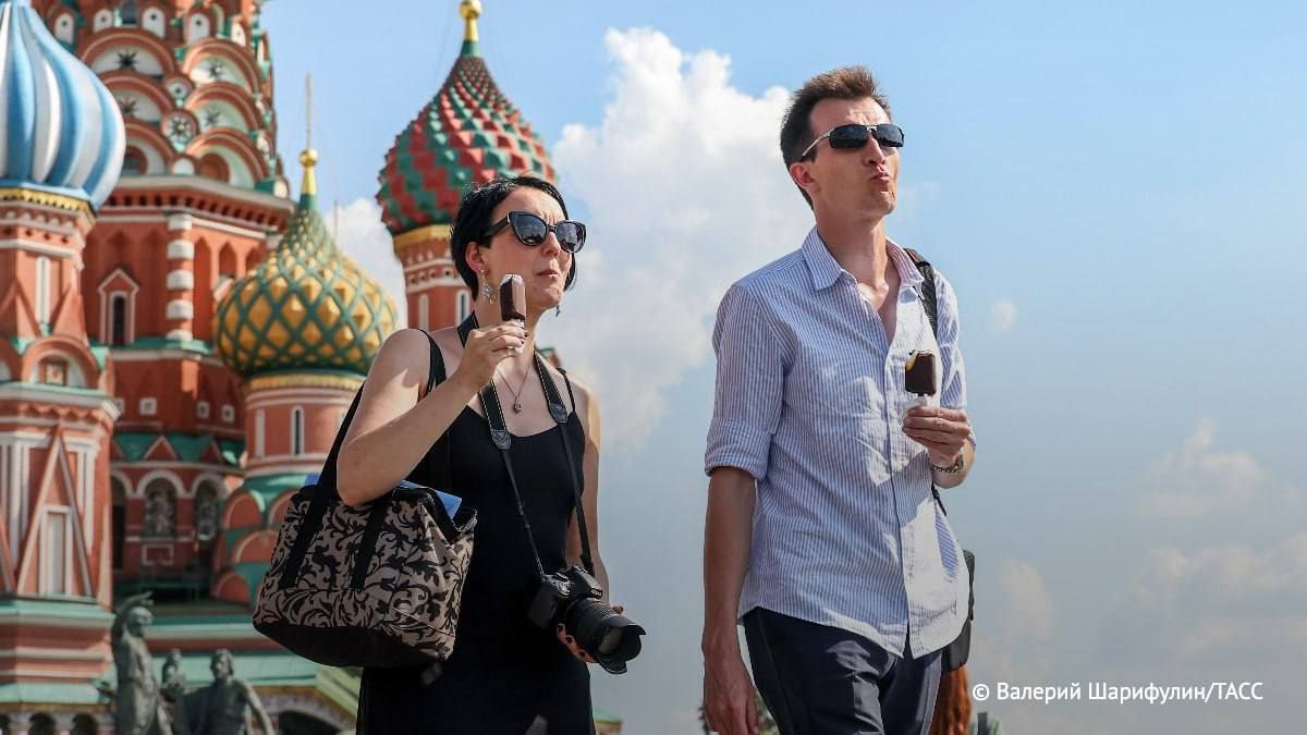 Почти треть россиян возвращаются домой за день или два до выхода на работу, чтобы снять стресс после отпуска. Это показал опрос сервиса по поиску работы SuperJob. 19% в первый рабочий день предпочитают легкие задачи, а 18% стараются выспаться, не перегружая себя. Что касается работодателей, половина считает, что адаптация после отпуска не нужна. Однако четыре из десяти придерживаются другого мнения. В 2011 году эти цифры были 41 и 50 процентов соответственно. Фото - ТАСС Russia News - Подпишись
