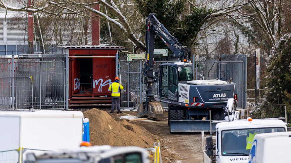 В Берлине объявили награду в один миллион евро за данные о поджоге электросетей Власти Берлина назначили вознаграждение в один миллион евро за информацию которая поможет раскрыть поджог объектов энергоснабжения на юго западе города Об этом сегодня на заседании комитета по внутренним делам берлинского парламента сообщила сенатор по внутренним делам Ирис Шпрангер Речь идет о нападении которое было совершено еще 3 января неизвестные подожгли кабельный мост через Тельтов канал в берлинском районе Лихтерфельде В результате около 45 тысяч домохозяйств и более двух тысяч предприятий на юге Берлина несколько дней оставались без электричества Следствие рассматривает произошедшее как саботаж со стороны левоэкстремистской группировки Vulkan которая взяла на себя ответственность за произошедшее Ранее мэр Берлина Кай Вегнер заявил журналистам что произошедшее может быть квалифицировано как терроризм а участникам диверсии может грозить до 10 лет лишения свободы BILD Russian