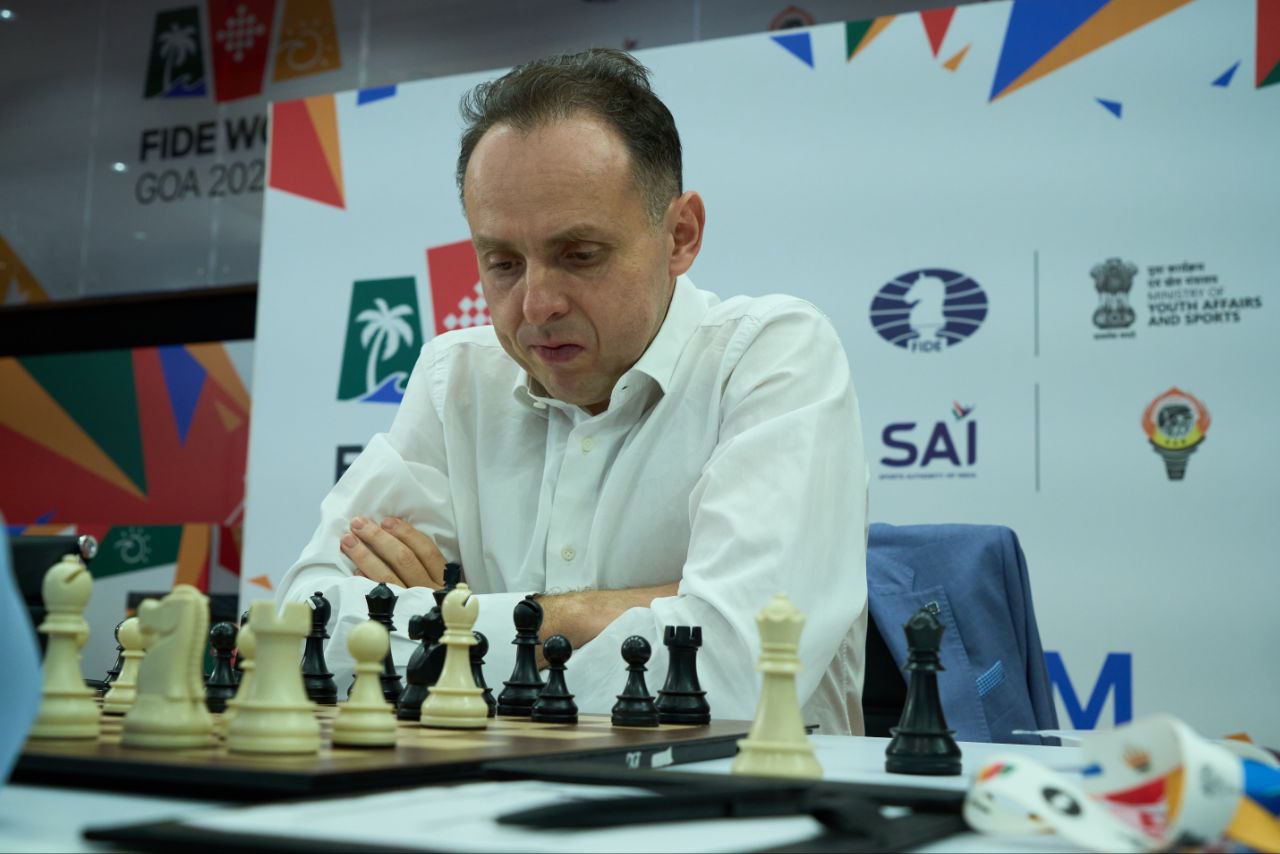 На полпути в третий раунд Сразу три россиянина одержали победы в первых партиях второго раунда Кубка мира Андрей Есипенко Иван Землянский и Евгений Наер уже сделали шаг к третьему раунду К сожалению не обошлось и без поражений Володар Мурзин теперь должен выигрывать в ответной партии чтобы зацепиться за шанс попасть в третий раунд Непомнящий Дубов Артемьев Нестеров и Гребнев сыграли первые партии вничью Ph FIDE chessgames