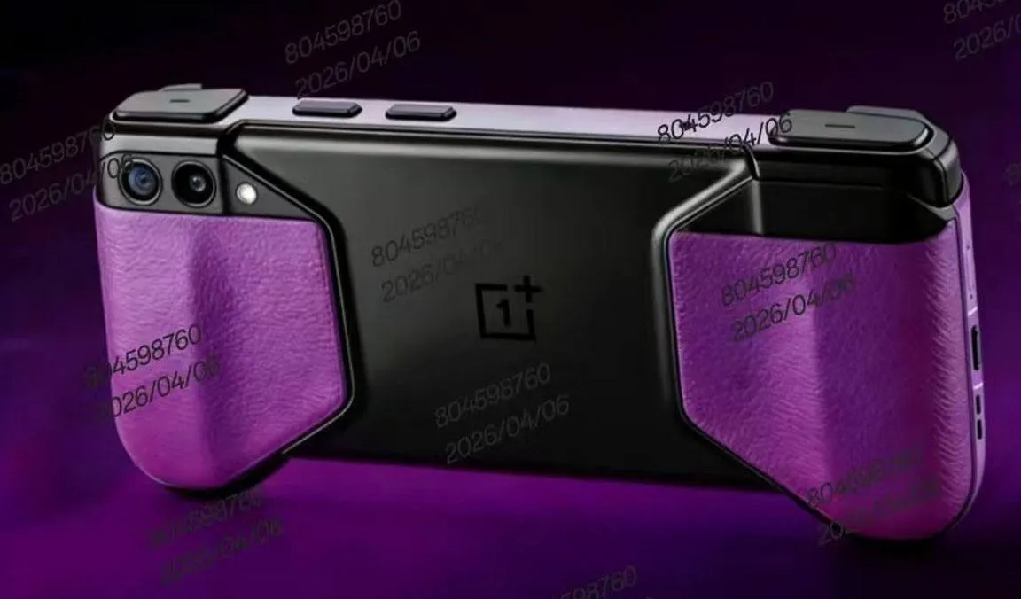 Слух OnePlus готовит портативную игровую консоль на Android Инсайдер Digital Chat Station опубликовал изображение неанонсированного игрового устройства OnePlus Автор утечки отмечает что это не особый чехол для смартфона а именно игровая приставка под управлением Android Помимо прочего на рендере можно заметить лоток для SIM карты и блок камер что нетипично для подобных устройств Если верить инсайдеру в ближайшее время мы можем получить необычное игровое устройство для PUBG Mobile и других мобильных проектов с возможностью совершать звонки и делать фото