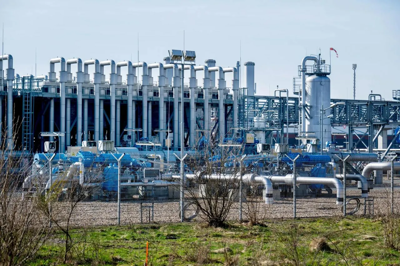 Расходы на газовое отопление в Германии могут увеличиться в десять раз Точнее говоря до более чем 3 000 к 2045 году сообщает Focus со ссылкой на анализ Института Фраунгофера Как пришли к этой невероятной цифре Очень просто граждане постепенно отказываются от газа и выбирают альтернативные источники тепловые насосы или пеллетные печи Расходы распределяются на меньшее количество людей вот и получается этот экстраординарный ценник Тарифы для новых газовых клиентов также сильно выросли после войны в Иране и достигли трехлетнего максимума Текущие тарифы на газовые сети для домохозяйств на 64 процента выше чем десять лет назад подтверждает эксперт аналитического портала Verivox В среднем это означает увеличение примерно на 240 в год для частного дома node of time RUS