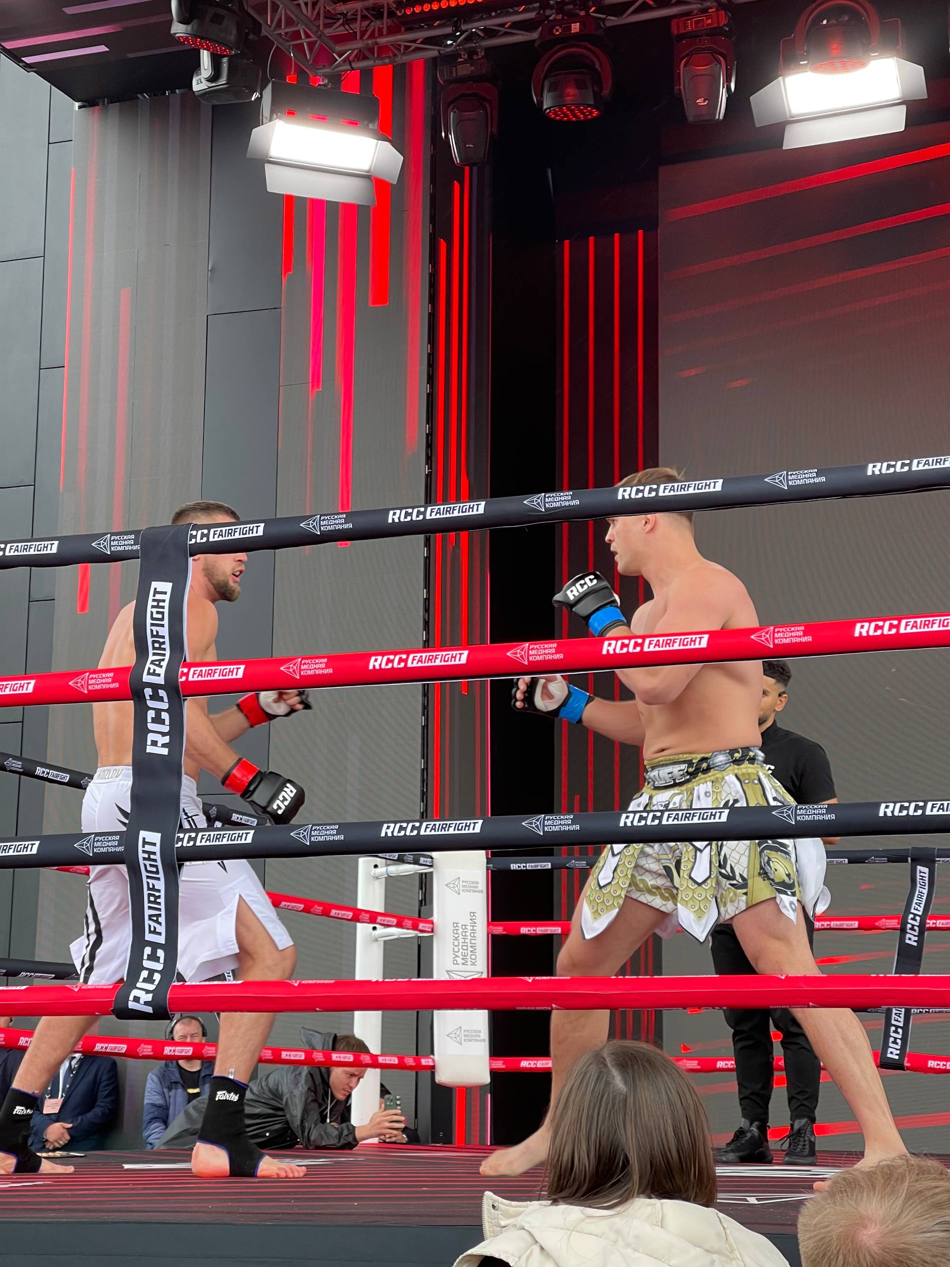 Главный бой сегодняшнего дня за титул чемпиона RCC Fairfight завершился   Главным событием турнира стал титульный бой в тяжелом весе между Никитой Козловым и Никитой Варягом. Они провели пять раундов за главный титул RCC Fair Fight — победу одержал спортсмен из Екатеринбурга Никита Козлов.  Новости Екб тут