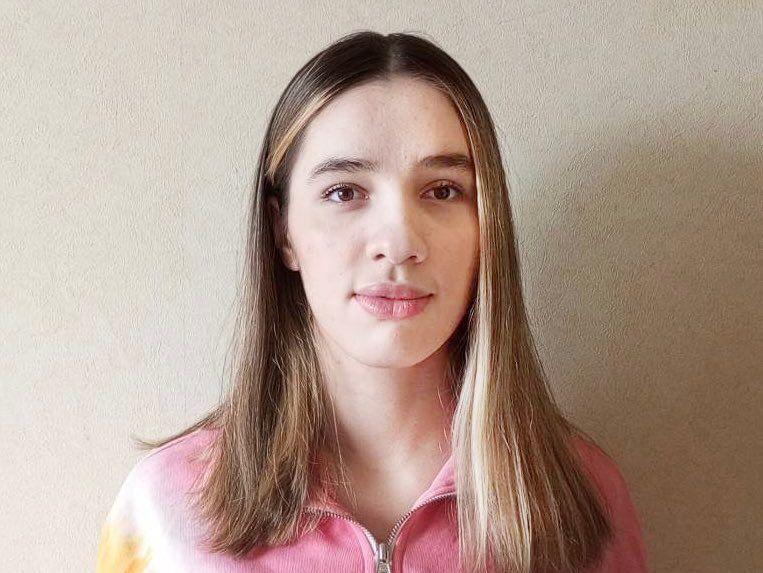 МВД прекратило дело о краже против сбежавшей от домашнего насилия ингушки Анны Манькиевой Полиция не нашла доказательств подтверждающих причастность 21 летней Анны Манькиевой к краже 20 тысяч рублей у матери Дело против ингушки прекращено с учетом обстоятельств насилия в семье и угрозы жизни и за отсутствуем состава преступления сообщили в правозащитной группе Марем Заявления о краже это обкатанный метод законно вернуть пострадавших от домашнего насилия в регион из которого они бежали Аналогичные дела были возбуждены против Седы Сулеймановой и Селимы Исмаиловой Обеих полиция увезла обратно в Чечню обеих мы больше никогда не видели То что такого не случилось с Айной Манькиевой наша с вами общая победа Именно огласка помогла вытащить Айну когда ситуация казалась безнадежной говорится в заявлении правозащитников 21 летнюю уроженку Ингушетии Айну Манькиеву задержали 14 января в Москве заявление на Айну написала ее мать Ингушку отпустили из столичного ОВД на следующий день Позже девушка выложила видео где рассказала что находится в безопасности и поблагодарила всех причастных Через два дня СК по Ингушетии сообщил о возбуждении уголовного дела против членов семьи Манькиевой Семья Манькиевых как отмечают правозащитники принадлежит к ингушской религиозной группе баталхаджинцев Это закрытая северокавказская мусульманская община придерживающихся суфизма мистического направления ислама Боевое крыло общины признано террористической организацией