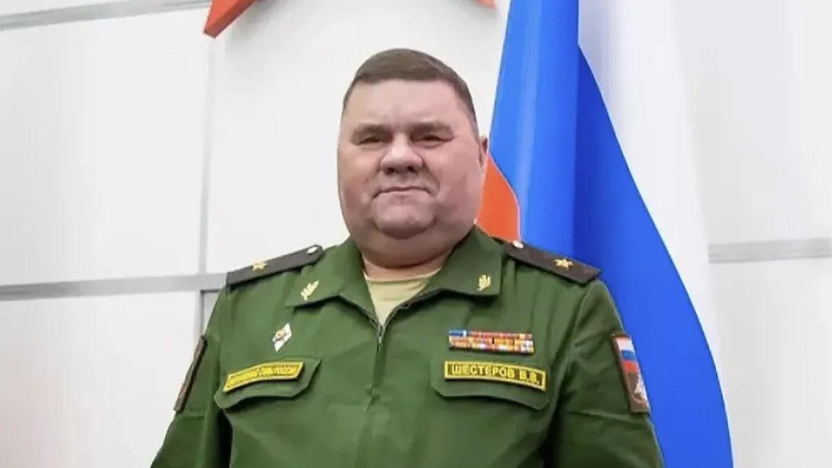 Экс-замначальника главного управления инновационного развития Минобороны Владимира Шестерова приговорили к шести годам колонии общего режима, сообщает ТАСС. Суд взыскал с него свыше 24 млн руб., а также лишил звания генерал-майора и государственных наград. Господин Шестеров обвинялся в мошенничестве в особо крупном размере и служебном подлоге. Вместе с ним фигурантами по делу проходят директор парка «Патриот» Вячеслав Ахмедов и бывший заместитель министра обороны Павел Попов. По версии следствия, они похитили около 30 млн руб. бюджетных средств, предназначенных для проведения в парке «Патриот» строительных работ. Минобороны России Подписывайтесь на «Ъ» Оставляйте «бусты»