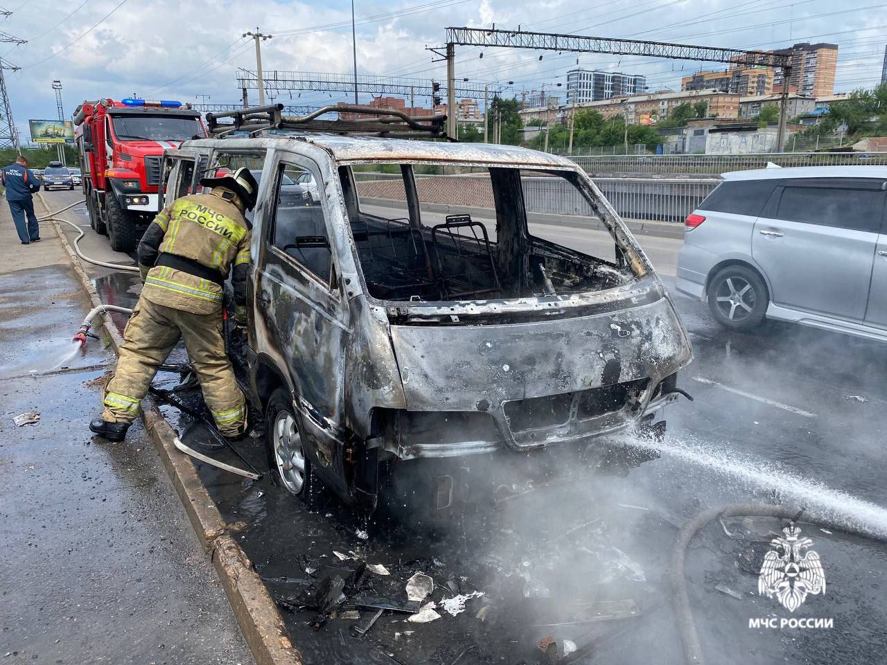 В МЧС назвали причину пожара в автомобиле В МЧС Бурятии зазвали предварительную причину возгорания микроавтобуса «Истана», случившегося сегодня около полудня на путепроводе по ул. Борсоева в центре Улан-Удэ. Ею стала разгерметизация топливной системы машины. #Бурятия Подробности в «Номер один» Сообщить нам свою новость можно по кнопке: Письмо в редакцию