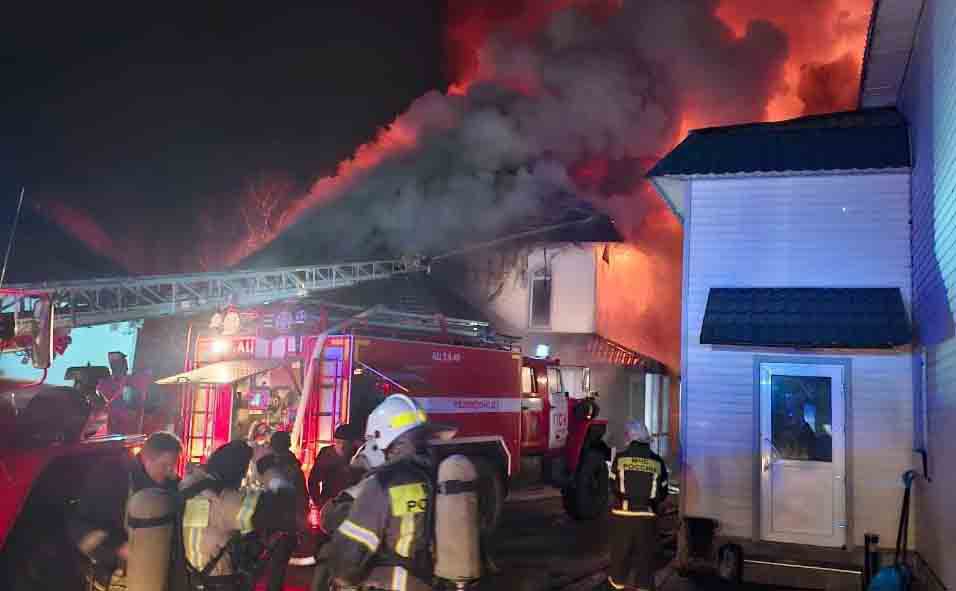 База отдыха сгорела на Камчатке В пожаре никто не погиб и не пострадал Сигнал о возгорании на базе отдыха в Паратунке поступил в диспетчерскую пожарно спасательной службы поздно вечером 31 октября Всю ночь пожарные боролись огнём В настоящее время идёт проливка конструкций рассказали ИА Камчатское время в пресс Подробности по ссылке   kamtime ru article d3753cb0 54fc 473f 848c 4d2db0988a8f