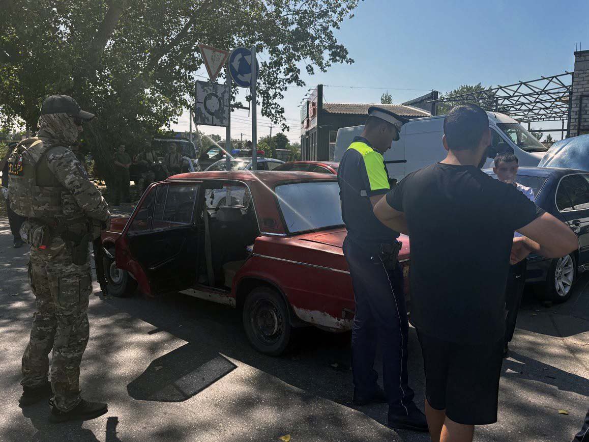 При содействии Росгвардии в Херсонской области прошел рейд по выявлению нарушений ПДД Сотрудники СОБР территориального управления Росгвардии оказали силовую поддержку коллегам из ГАИ при проведении на территории Скадовского муниципального округа профилактического мероприятия, направленного на предупреждение и пресечение грубых нарушений правил дорожного движения. По результатам рейда составлено несколько административных материалов, включая несоблюдение правил перевозки несовершеннолетних пассажиров и вождение транспортного средства без водительского удостоверения. Работа по выявлению и пресечению нарушений в сфере дорожной безопасности на территории региона будет продолжена в плановом порядке.