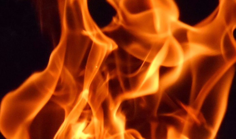 Огонь охватил жилой дом на улице Красноармейской в селе Липовка сегодня ночью 29 августа По данным МЧС при пожаре погибла 35 летняя женщина Причину возникновения возгорания устанавливают специалисты vrn aif ru incidents fire pri pozhare v voronezhskom sele pogibla 35 letnyaya zhenshchina aifvrn