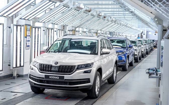 В штаб-квартире Skoda оценили возможность возвращения в Россию Пресс-секретарь по корпоративным коммуникациям Skoda Auto Ивана Поволна заявила Autonews, что компания столкнулась с беспрецедентными сложностями с точки зрения логистики и ведения коммерческой деятельности в начале 2022 года. Кроме того, Поволна добавила, что компания «следует санкционной политике в отношении России» и возвращаться на российский рынок не планирует. «Поэтому возобновление предпринимательской деятельности в России или установление новых деловых отношений с российскими юридическими лицами не планируется», — резюмировала представитель Skoda. До 2022 года на российских предприятиях велся выпуск целого ряда моделей Skoda: на заводе «Группы ГАЗ» в Нижнем Новгороде собирали лифтбеки Octavia, кроссоверы Karoq и Kodiaq, а на площадке в Калуге — Rapid. Весной 2023 года председатель правления Skoda рассказал об убытках, которые понесла Skoda после ухода из России. На тот момент они оценивались в €700 млн. «В 2022 году компания поставила 731 300 автомобилей. Из-за остановки производства в России и дефицита комплектующих поставки снизились на 16,7% относительно 2021 года», — комментировал председатель правления компании Клаус Зеллмер. #эксклюзив_autonews