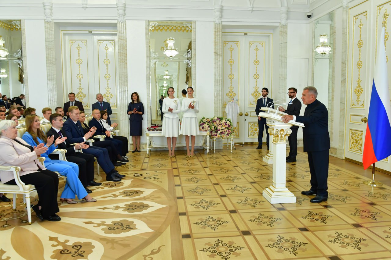 Рустам Минниханов вручил сегодня госнаграды Республики Татарстан и Благодарности Раиса РТ ведущим спортсменами региона и их тренерам. Раис РТ подчеркнул, что все они успешно выступили в сезоне 2024/2025 годов и показали отличные результаты в водных видах спорта, единоборствах и танцевальном спорте. «Отмечу выступления наших ребят на Чемпионате мира по водным видам спорта, - сказал Рустам Минниханов. - Вы еще раз продемонстрировали силу отечественного спорта и показали нашим ребятам, что можно достойно конкурировать со спортсменами мирового уровня. Мы признательны Татьяне Николаевне Покровской за огромное внимание к развитию водных видов спорта в России и республике». Обращаясь к Татьяне Покровской, Рустам Минниханов сказал: «Благодаря вашему многолетнему опыту и большому авторитету, наши спортсмены отлично выступили на мировом первенстве и показали высокий класс подготовки».