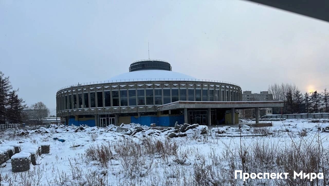 На реконструкцию красноярского цирка выделили три миллиарда рублей Замдиректора цирка Дмитрий Тихонов на сессии горсовета рассказал что изначально деньги из федерального бюджета собирались направить на реконструкцию Кировского цирка но из за подготовки к 400 летию перенаправили в Красноярск Работы в том числе подготовку проектной документации собираются начать в 2026 году Закончить реконструкцию планируют к 2028 году Красноярский цирк закрыли на капремонт еще в 2019 м prmira news