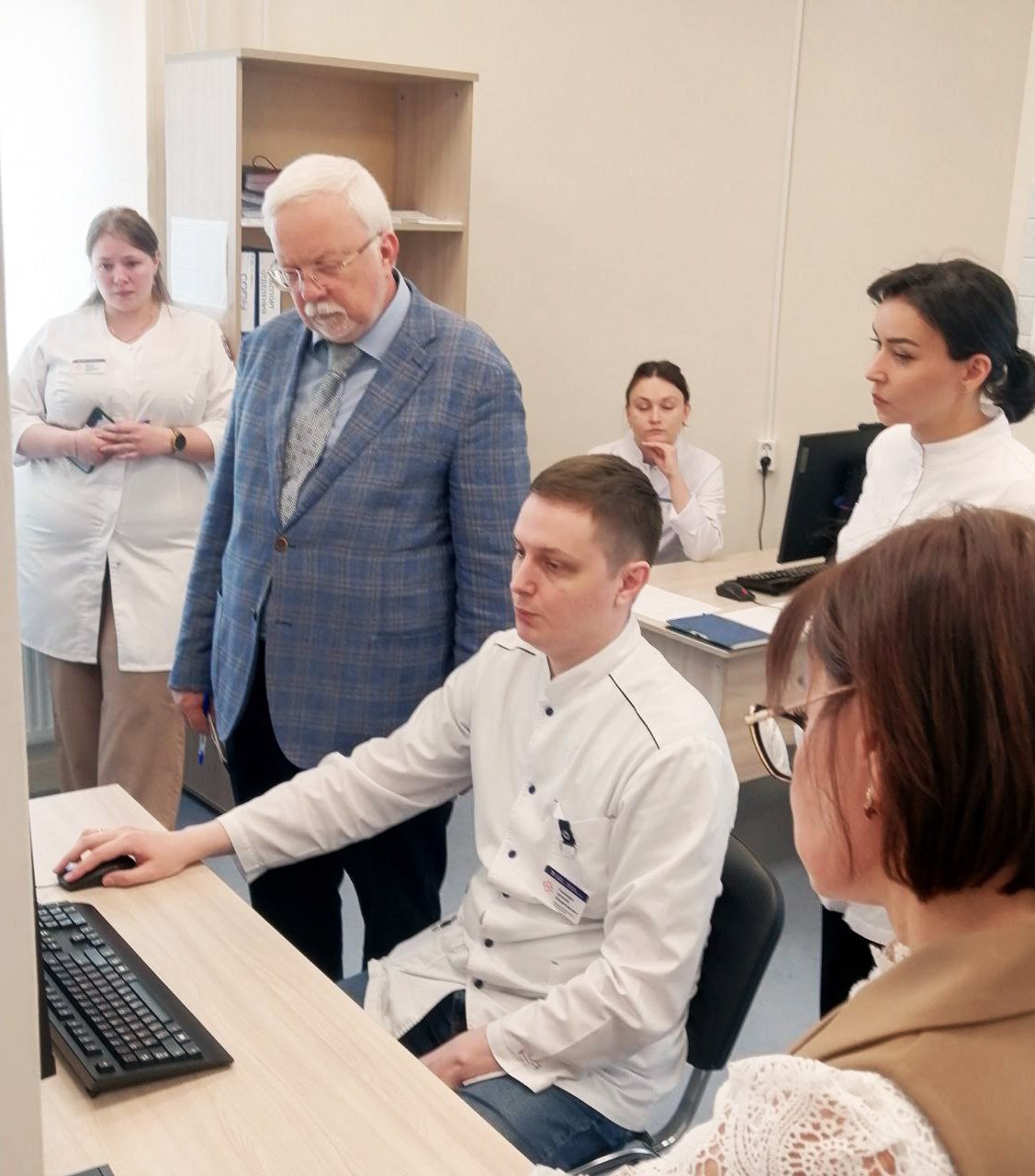 Профессор Высшей школы экономики посетил Городскую поликлинику №5 Сергей Владимирович Шишкин принял участие в «Губернаторских чтениях», которые проходили в Тюмени 6 июня. В масштабном просветительском проекте обсуждались ключевые вопросы социально-экономического развития региона. Также специалист выступил с докладом о тенденциях и перспективах развития системы здравоохранения в России. В рамках визита в Тюмень Сергей Владимирович также посетил поликлинику №5 корпус на ул. Вьюжная, 6а . Главный врач медучреждения Виктория Беленькая провела для профессора экскурсию. Гостю показали новое оборудование, цифровые системы управления потоками пациентов и телемедицинские решения. «Мы активно работаем над тем, чтобы сделать медицинскую помощь более доступной и комфортной для пациентов. Внедрение бережливых технологий, электронной записи, автоматизированных диагностических комплексов уже дают ощутимые результаты», — рассказала Виктория Беленькая. В ходе экскурсии коллеги обсудили возможности дальнейшего развития первичного звена здравоохранения, включая обучение персонала и внедрение новых управленческих моделей. «Очень важно, что в поликлиниках появляются не просто отдельные элементы цифровизации, а целостные системы, которые действительно упрощают жизнь и пациентам, и врачам. Это соответствует общемировым тенденциям», - подчеркнул профессор. Визит Сергея Шишкина в Тюмень стал важным событием как для участников «Губернаторских чтений», так и для медицинского сообщества региона. #ГП6 #медицина_ТО