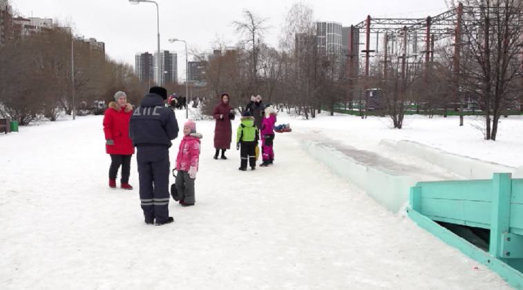 В Екатеринбурге сотрудники ГИБДД отправились в профилактические рейды по ледяным горкам уральской столицы  Во время дежурств, патрульные напоминают детям и взрослым о правилах безопасности во время катания со снежных спусков.  Каждую зиму, отмечают автоинспекторы, происходит рост числа аварий с участием детей и подростков. Часто это происходит из-за того, что юные уральцы скатываются с необорудованных горок прямо на проезжую часть.   Именно поэтому близлежащие к оживленной дороге ледяные спуски считаются небезопасными для использования. Чтобы защитить маленьких пешеходов, патрульные выдают им и их родителям специальные памятки, на которых описаны основные правила безопасного использования горок.   Помимо этого полицейские дарят горожанам световозвращающие наклейки для одежды, они помогут юным пешеходам быть видимыми в темное время суток.