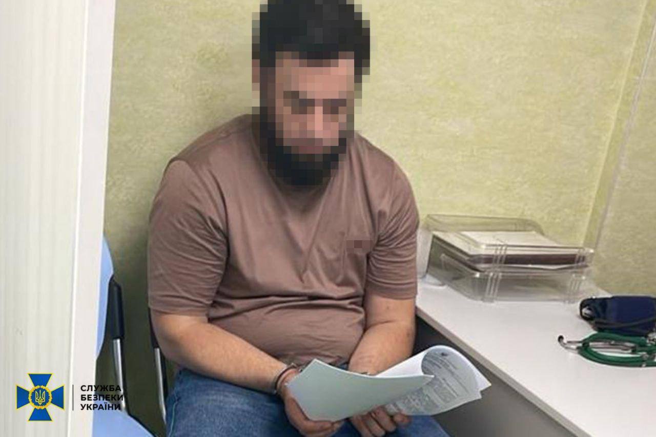 СБУ: предотвращено покушение на Гордона, за подготовкой стоял гражданин РФ  Служба безопасности Украины заявила о предотвращении нового покушения на журналиста Дмитрия Гордона. По данным ведомства, покушение готовил 36-летний гражданин России, выходец с Северного Кавказа, который до полномасштабного вторжения РФ находился в Украине в статусе политэмигранта. В РФ он числился фигурантом нескольких уголовных дел.  Как утверждает СБУ, мужчина действовал по заданию российских спецслужб и должен был сформировать в Киеве оперативные группы из выходцев с Кавказа. За Гордоном велось наблюдение из автомобилей, замаскированных под такси и оборудованных скрытыми камерами. Также прорабатывался маршрут отступления с использованием мотоцикла.  Кроме покушения на Гордона, фигурантам якобы поручали задачи по корректировке огня и устранению иностранных бойцов ВСУ, включая россиянина из РДК. Все члены группы, по информации СБУ, задержаны.