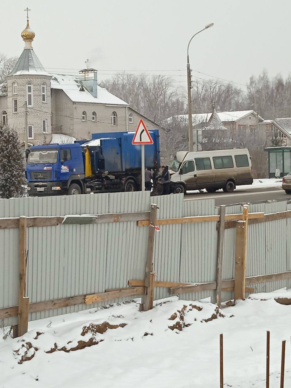 Маршрутка «Нижний Новгород — Кстово» врезалась в стоящий на обочине грузовик в селе Большая Ельня.   Всего в маршрутке находились четыре человека — водитель и трое пассажиров. Троих пострадавших доставили в больницу.