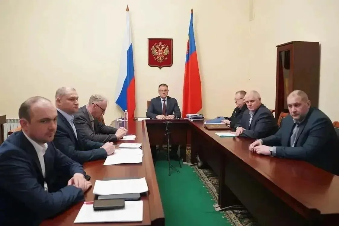 Кузбасские дороги стали безопаснее На заседании Правительственной комиссии по обеспечению безопасности дорожного движения с вице премьером Маратом Хуснуллиным обсудили результаты работы по снижению аварийности на дорогах Главный из них в первом квартале 2026 года число аварий сократилось почти на 11 количество погибших в ДТП на 22 Динамика хорошая Чтобы наши дороги становились комфортнее и безопаснее важно продолжать эту работу В 2026 году приведем в порядок почти 250 км проезжей части заменим более 27 км барьерных ограждений еще около 10 км ограждений установим на потенциально опасных участках дорог Безопасность на дорогах безусловный приоритет в нашей работе Это прямое поручение Президента РФ Владимира Путина нам нужно сокращать количество аварий и спасать жизни людей Продолжим его выполнять в том числе с опорой на федеральные средства по нацпроекту Инфраструктура для жизни