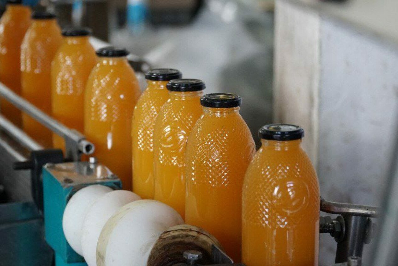 Дагестан обзаведется еще одним новым заводом по производству консервов и нектаров Генеральный директор Кикунинского консервного завода ООО КМБ Магомед Будунов поделился планами компании по дальнейшему развитию консервной промышленности Три года назад ООО КМБ приобрело Кикунинский консервный завод и за первый год полностью модернизировала его доведя мощность производства до 5 млн бутылок в год и 1 5 тыс тонн переработки овощей и фруктов Сегодня предприятия ведет работу по восстановлению Чиркатинского консервного завода где уже в следующем году планируется принять 700 тонн абрикосов В связи с логистическими сложностями связанными с горной местностью компания приняла решение построить новый завод на равнине в Кизилюртовском районе что позволит сократить затраты на логистику Запуск нового завода запланирован через 2 года с планируемой мощностью 7 млн бутылок В прошлом году из за меньшего урожая компания переработала 800 тонн продукции в то время как годом ранее 1 5 тысячи тонн На текущий год при благоприятных условиях также планируем переработать до 1 5 тысячи тонн Несмотря на высокую конкуренцию продукция компании пользуется спросом и продажи продолжают расти