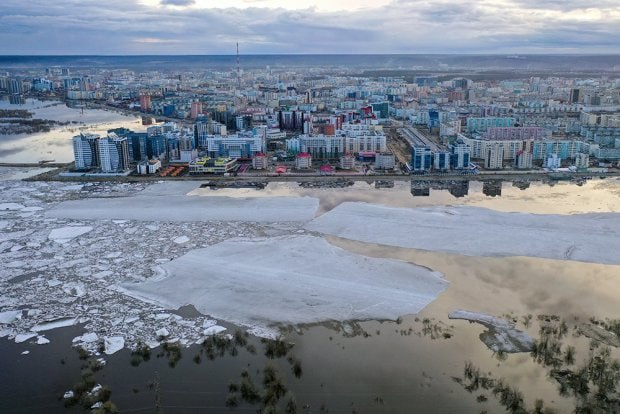 В Якутии мама с новорожденным была вынуждена пешком переходить реку по льду  Семья после выписки из роддома с новорожденным ребенком пешком перешла через реку Лена от города Якутска до поселка Нижний Бестях.  "Причина такого решения - это то, что легкомоторная подушка отказалась везти, так как было всего трое пассажиров. Им было невыгодно везти такое количество людей. Мы долго стояли на берегу в ожидании других пассажиров, но не дождались. Так как беспокоились, что ребенок замерзнет, и торопились, решили перейти реку пешком", - рассказывает семья.   Якутская транспортная прокуратура проводит проверку.  Фото: ТАСС