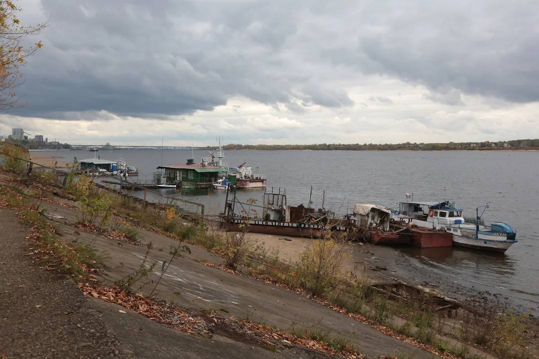 В Прикамье на восстановление двух дебаркадеров направят более 97 млн рублей ГКУ Пермского края Центр организации закупок объявило электронный аукцион на оказание услуг по восстановлению надстройки судов Дебаркадер 52 и Дебаркадер 80 Об этом свидетельствует информация на сайте госзакупок Начальная цена контракта составляет 97 8 млн руб Согласно техническому заданию подрядчик должен будет провести ремонтные работы стропильной системы монтаж кровли и палубного оборудования Кроме этого предполагается обновление инженерных сетей
