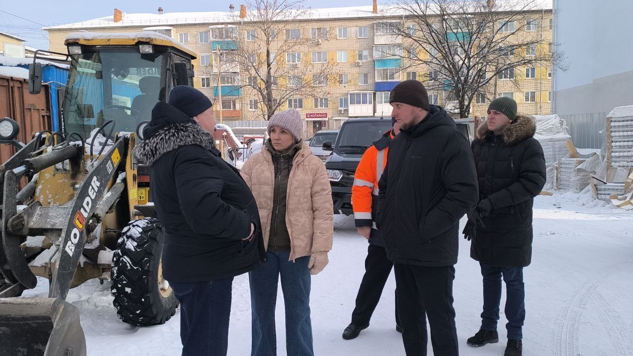 Ввод многоквартирного дома в городе Облучье ЕАО перенесен на второй квартал 2025 года  Строительство 135-квартирного дома по Кузнечной улице поможет улучшить жилищные условия для 330 жителей города Облучье. В новостройку переедут переселенцы из ветхого и аварийного жилья. Сдача в эксплуатацию 6 тысяч квадратных метров жилья перенесена на второй квартал 2025 года.  Ранее предполагалось, что многоквартирный дом будет сдан в конце 2024 года, но проект потребовал доработки. Из-за особенностей почвы пришлось выполнять обустройство антисейсмического пояса, выдерживающего подземные толчки до 7,5 баллов.   Врио губернатора ЕАО Мария Костюк отметила, что подрядной организации необходимо ускорить работы, при этом они должны быть выполнены с должным качеством, чтобы в дальнейшем не возникало нареканий от жителей.   Параллельно в Облучье строится современная коммунальная инфраструктура. Так, временно исполняющая обязанности губернатора ЕАО Мария Костюк проверила новую модульную котельную, мощностью 12 мегаватт. Большинство процессов здесь автоматизированы. Котельная работает уже второй сезон, необходимый запас топлива имеется. Жалоб от жителей на подачу отопления нет.